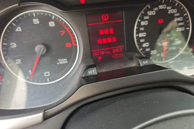 Used Audi A4L 2011 2.0 TFSI Standard Model Odometer Close Up
