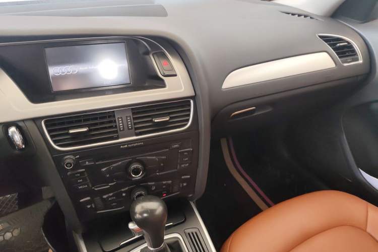 Used Audi A4L 2011 2.0 TFSI Standard Model Audio And AC Panel