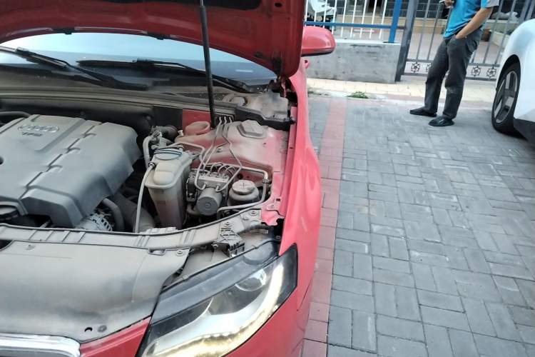 Used Audi A4L 2011 2.0 TFSI Comfort Model Engine Bay Left