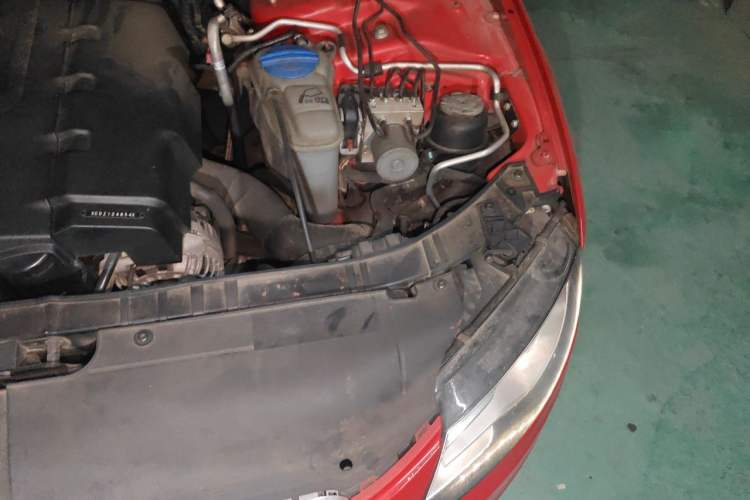 Used Audi A4L 2011 2.0 TFSI Comfort Model Engine Bay Left