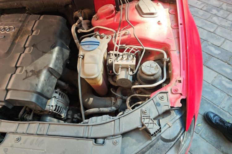 Used Audi A4L 2011 1.8 TFSI Comfort Model Engine Bay Left