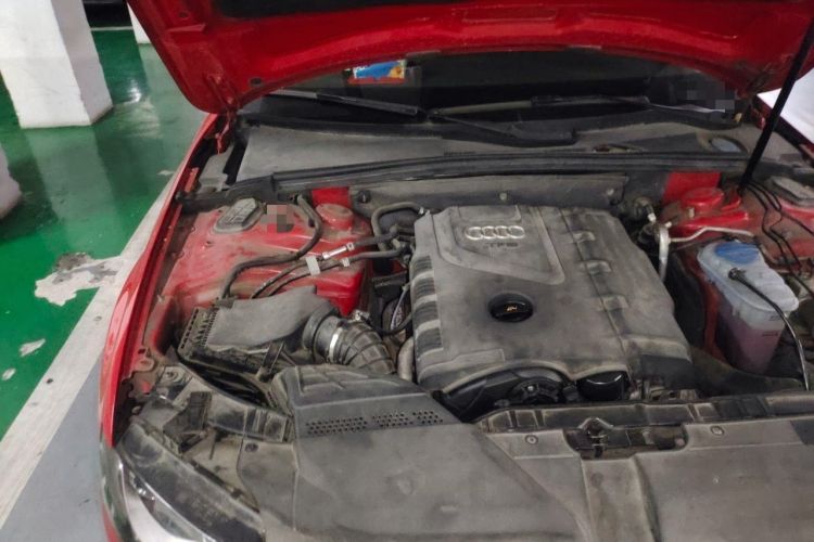 Used Audi A4L 2011 2.0 TFSI Standard Model Engine Bay Right