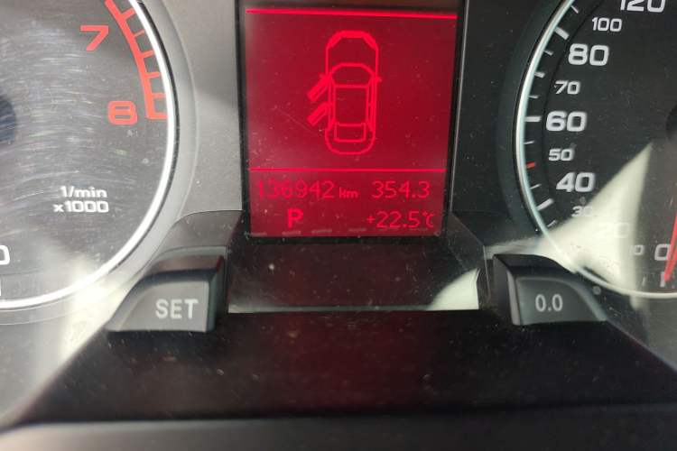 Used Audi A4L 2011 2.0 TFSI Standard Model Odometer Close Up