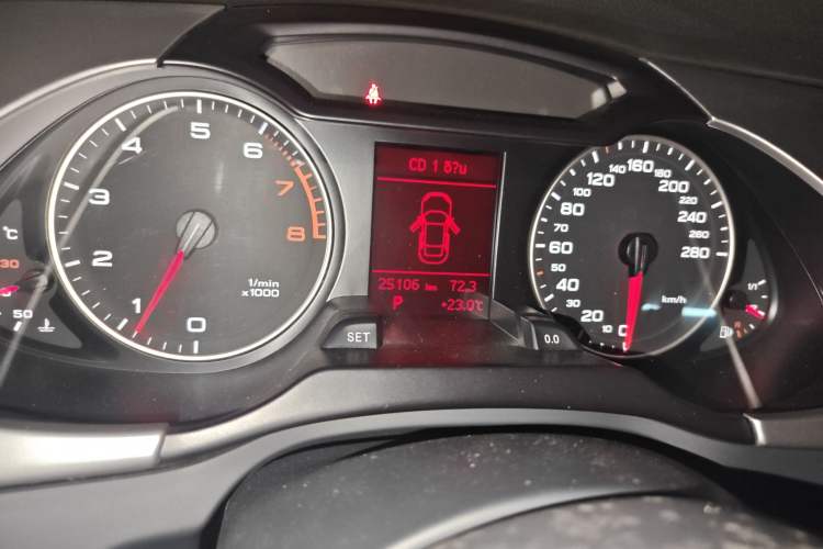 Used Audi A4L 2011 2.0 TFSI Standard Model Odometer Close Up