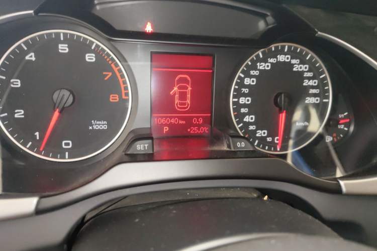 Used Audi A4L 2011 2.0 TFSI Standard Model Odometer Close Up