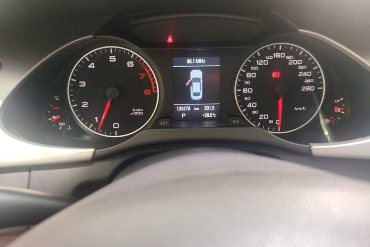 Used Audi A4L 2011 2.0 TFSI Technology Edition Odometer Close Up