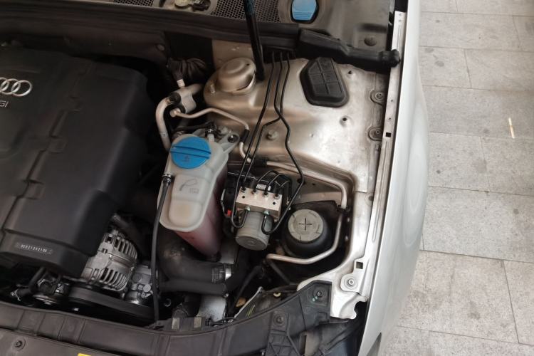 Used Audi A4L 2011 2.0 TFSI Comfort Model Engine Bay Left
