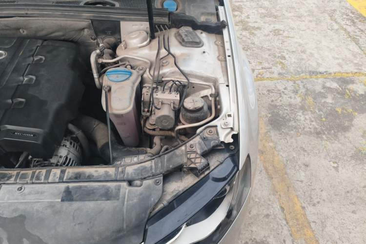 Used Audi A4L 2011 2.0 TFSI Standard Model Engine Bay Left