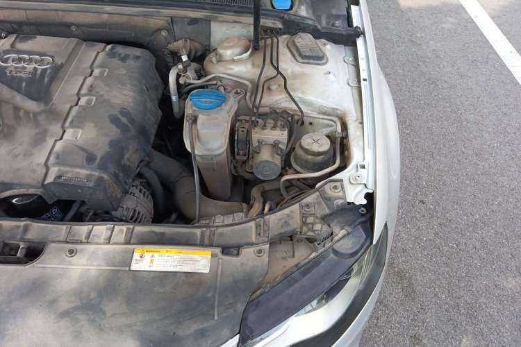 Used Audi A4L 2011 2.0 TFSI Comfort Model Engine Bay Left