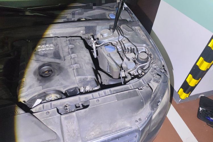 Used Audi A4L 2011 2.0 TFSI Technology Edition Engine Bay Left