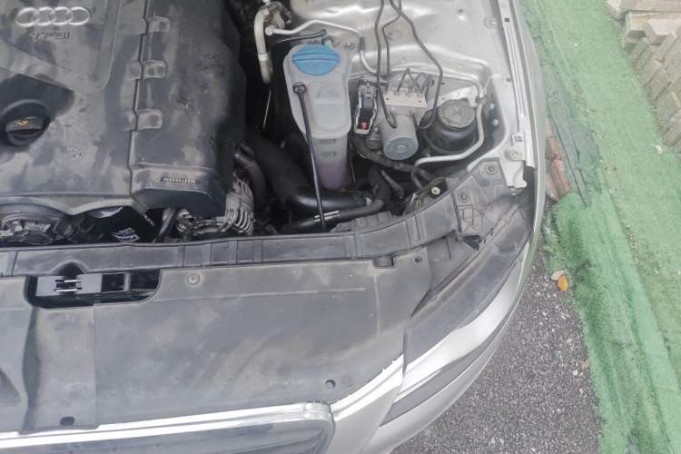 Used Audi A4L 2011 2.0 TFSI Sport Edition Engine Bay Left