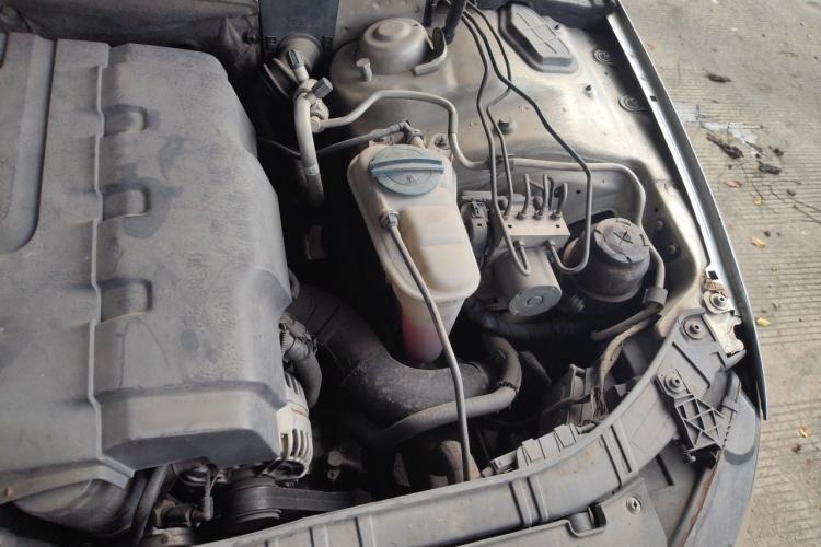 Used Audi A4L 2011 2.0 TFSI Standard Model Engine Bay Left