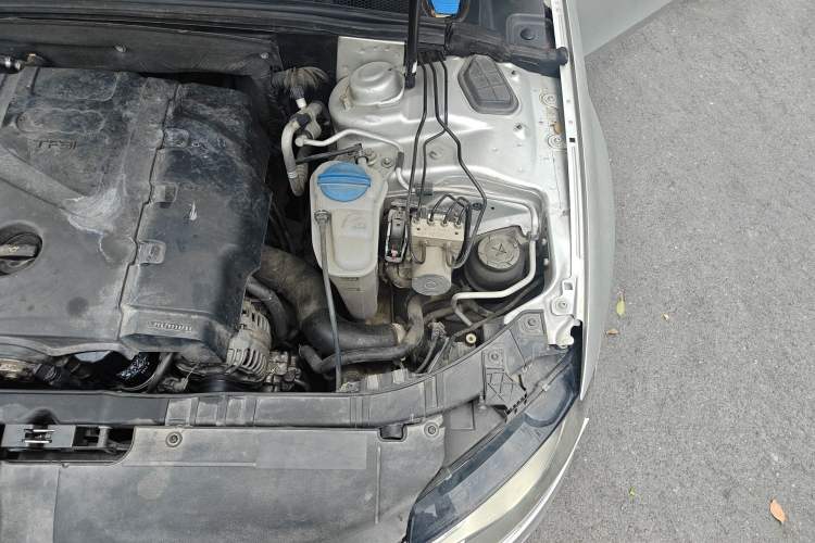 Used Audi A4L 2011 2.0 TFSI Comfort Model Engine Bay Left