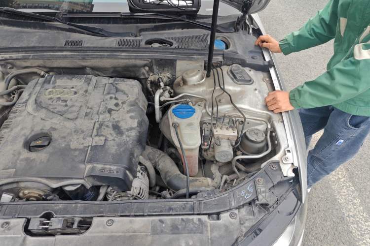 Used Audi A4L 2011 2.0 TFSI Comfort Model Engine Bay Left