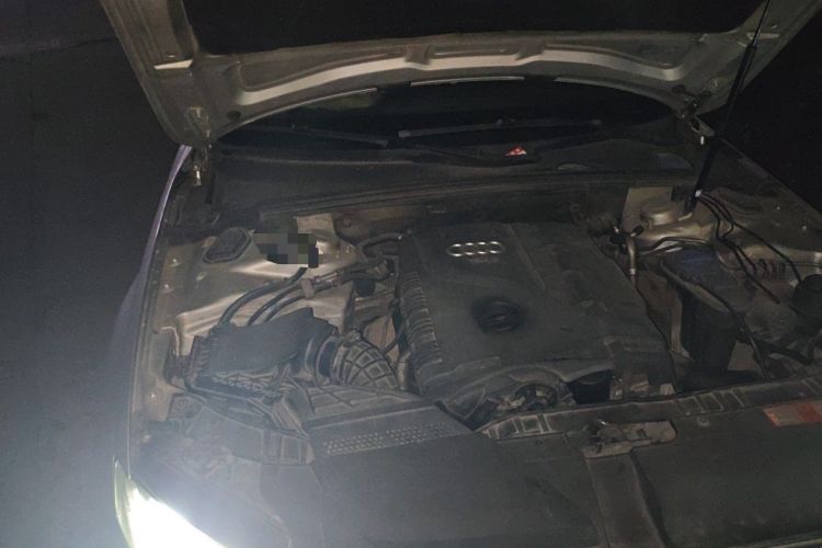 Used Audi A4L 2011 2.0 TFSI Comfort Model Engine Bay Right