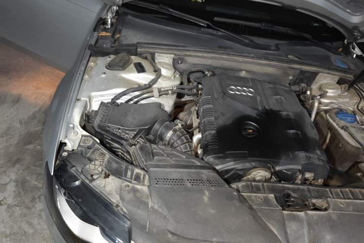 Used Audi A4L 2011 2.0 TFSI Technology Edition Engine Bay Right