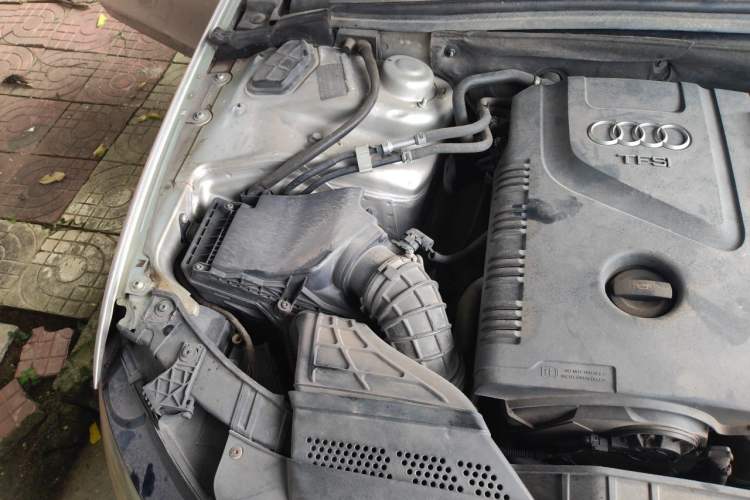 Used Audi A4L 2011 2.0 TFSI Standard Model Engine Bay Right