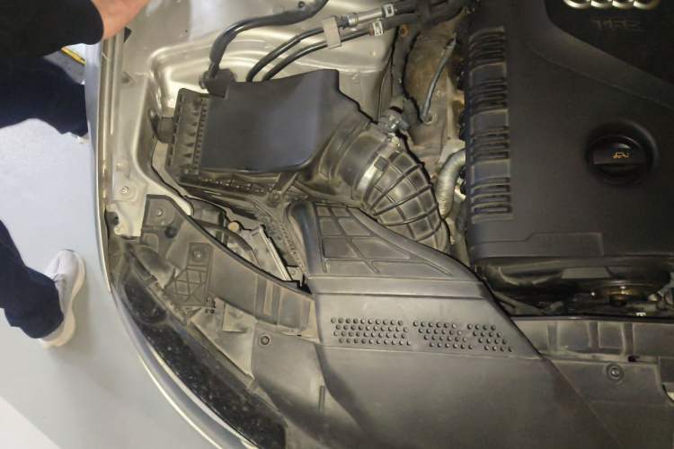 Used Audi A4L 2011 2.0 TFSI Comfort Model Engine Bay Right