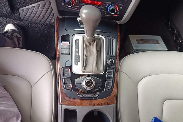 Used Audi A4L 2011 2.0 TFSI Technology Edition Gear Lever