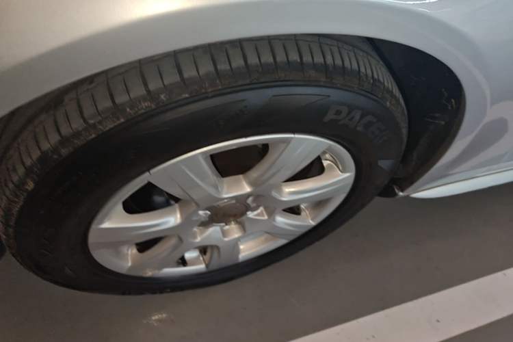 Used Audi A4L 2011 2.0 TFSI Standard Model Left Front Wheel Hub