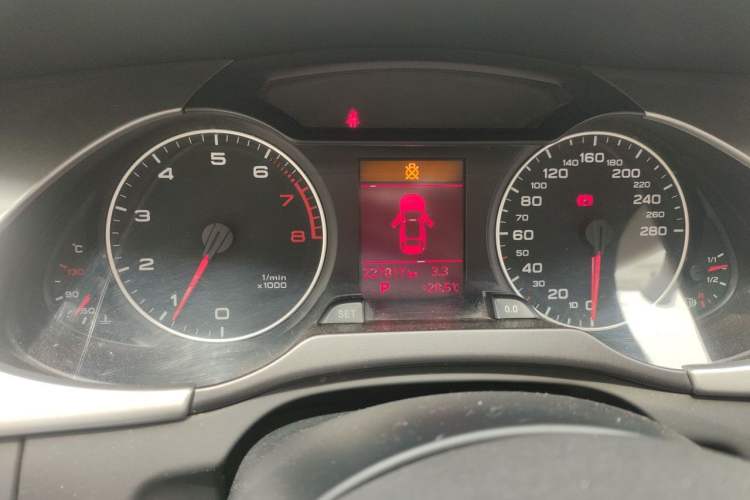 Used Audi A4L 2011 2.0 TFSI Standard Model Odometer Close Up