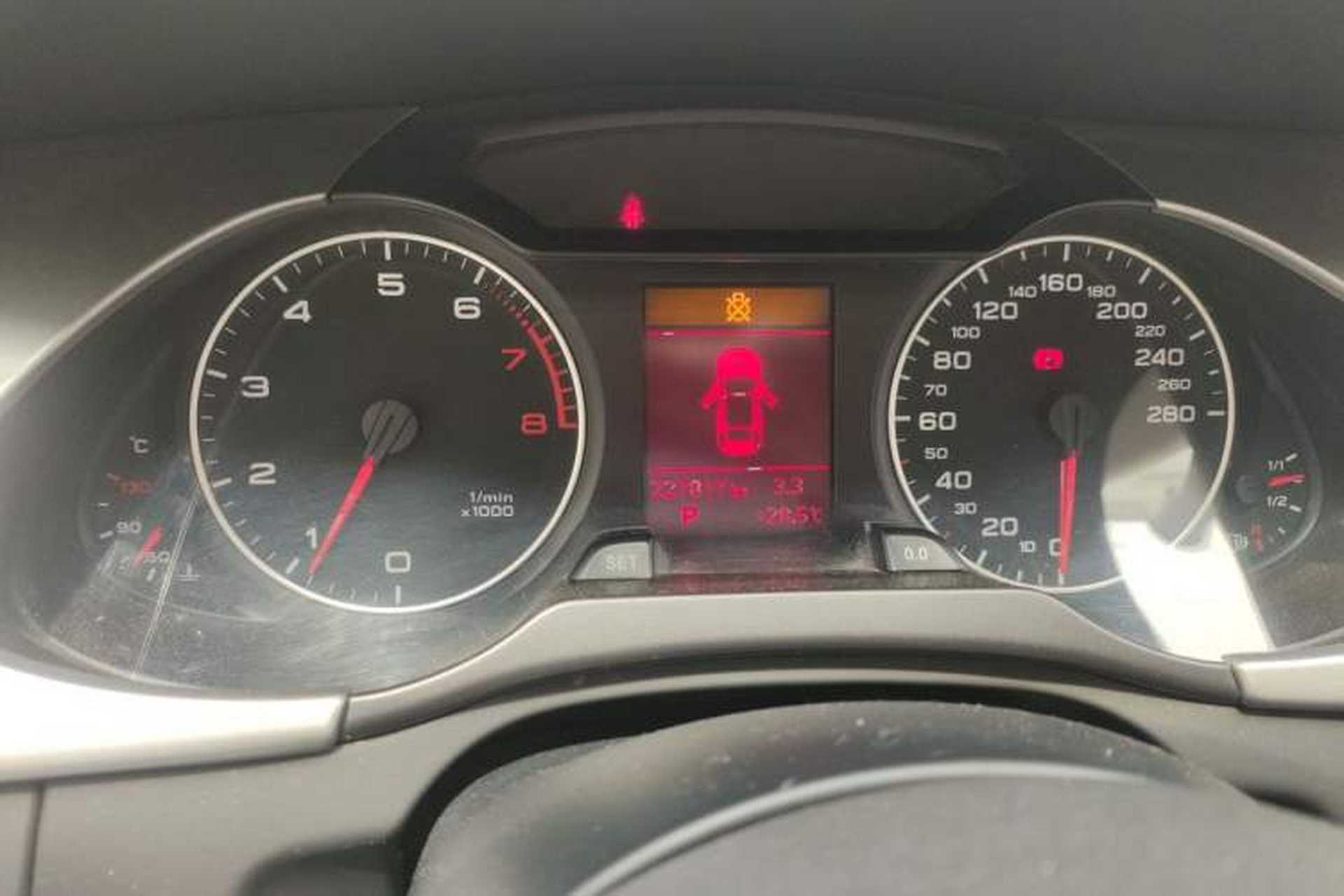 Used Audi A4L 2011 2.0 TFSI Standard Model Odometer Close Up
