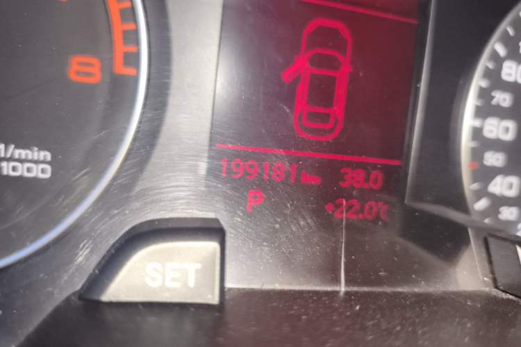 Used Audi A4L 2011 2.0 TFSI Standard Model Odometer Close Up