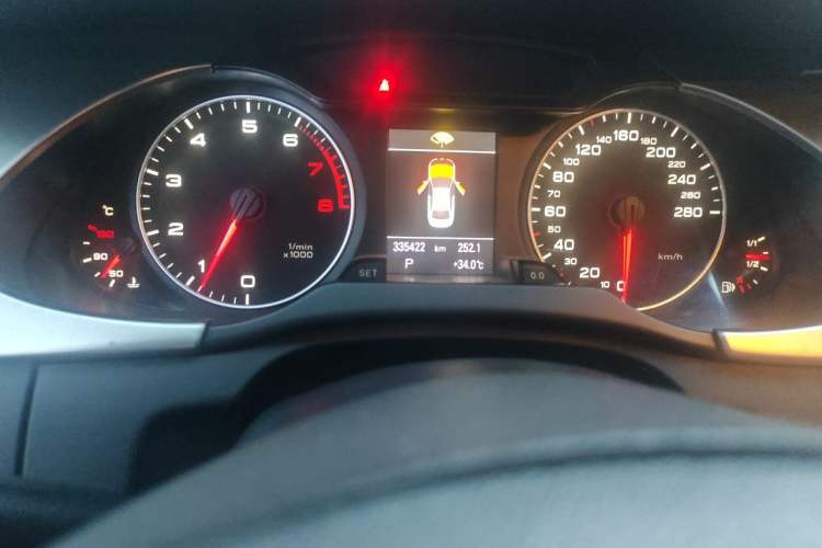 Used Audi A4L 2011 2.0 TFSI Sport Edition Odometer Close Up
