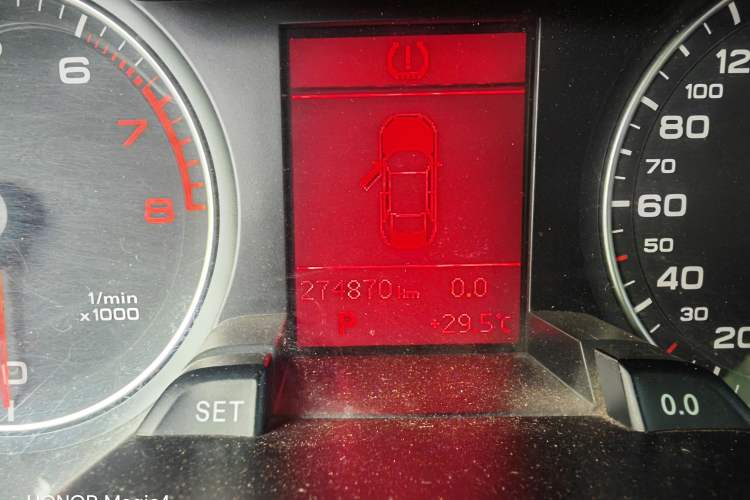 Used Audi A4L 2011 2.0 TFSI Standard Model Odometer Close Up