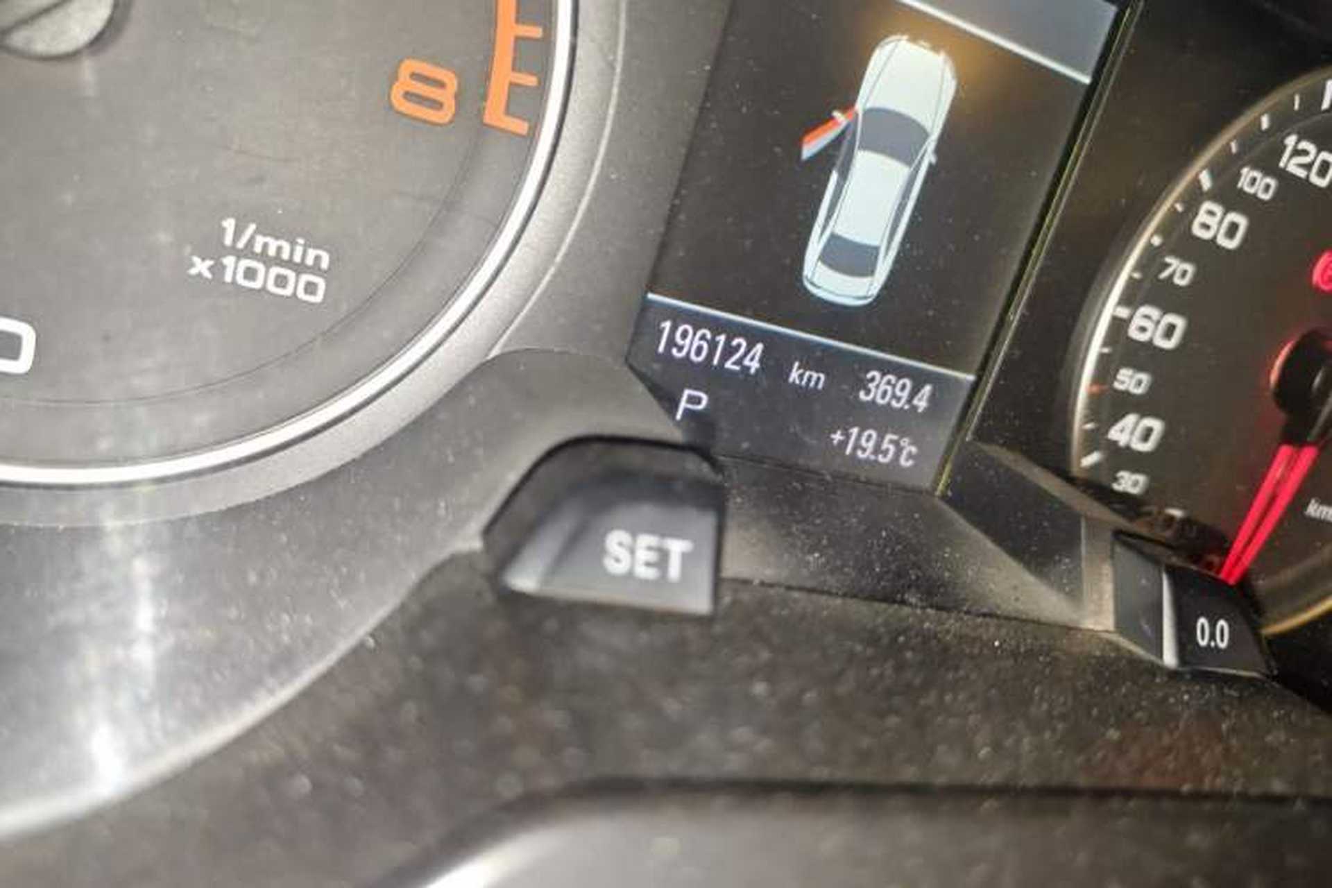 Used Audi A4L 2011 2.0 TFSI Sport Edition Odometer Close Up