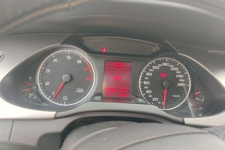 Used Audi A4L 2011 2.0 TFSI Standard Model Odometer Close Up