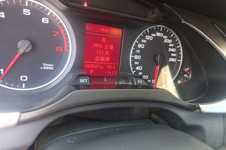 Used Audi A4L 2011 2.0 TFSI Standard Model Odometer Close Up