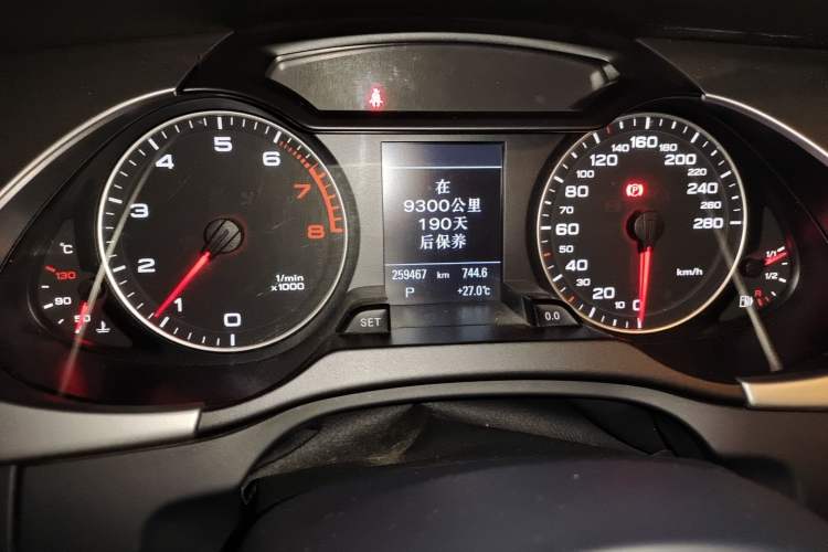 Used Audi A4L 2011 2.0 TFSI Sport Edition Odometer Close Up