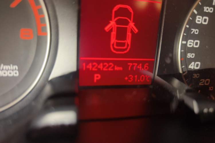 Used Audi A4L 2011 2.0 TFSI Standard Model Odometer Close Up