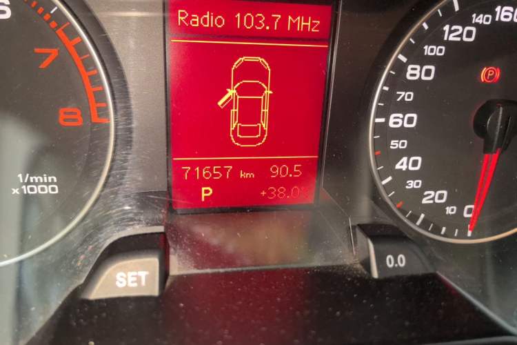 Used Audi A4L 2011 2.0 TFSI Standard Model Odometer Close Up