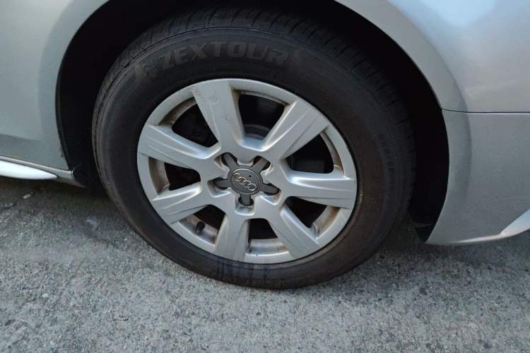 Used Audi A4L 2011 2.0 TFSI Comfort Model Right Front Wheel Hub