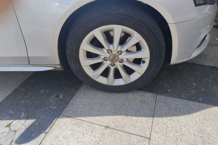 Used Audi A4L 2011 2.0 TFSI Standard Model Right Front Wheel Hub
