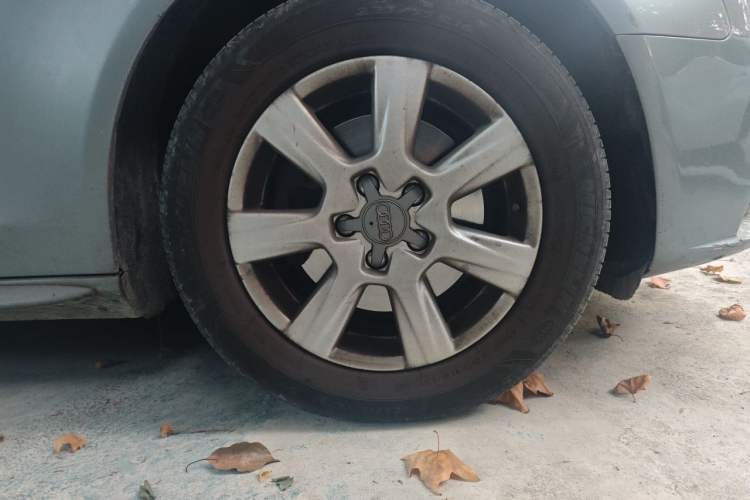 Used Audi A4L 2011 2.0 TFSI Standard Model Right Front Wheel Hub
