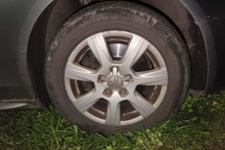 Used Audi A4L 2011 2.0 TFSI Standard Model Right Front Wheel Hub
