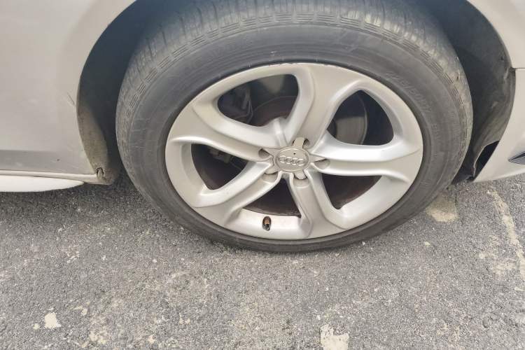 Used Audi A4L 2011 2.0 TFSI Standard Model Right Front Wheel Hub