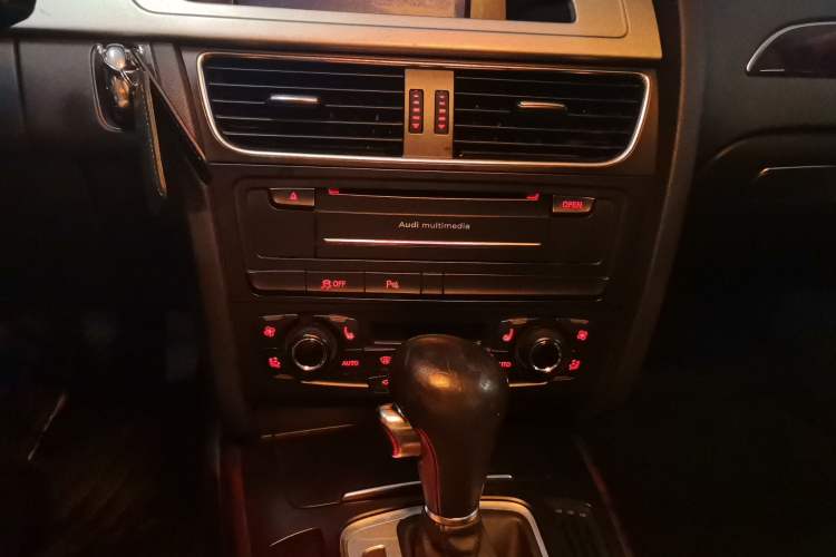 Used Audi A4L 2011 2.0 TFSI Technology Edition Audio And AC Panel