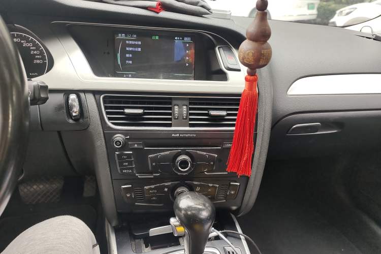 Used Audi A4L 2011 2.0 TFSI Standard Model Audio And AC Panel