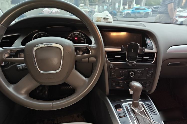 Used Audi A4L 2011 2.0 TFSI Standard Model Center Console