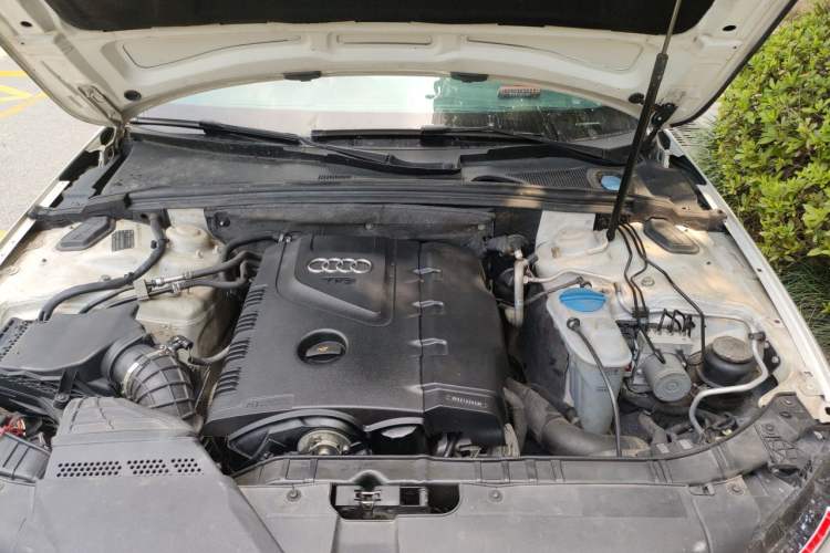 Used Audi A4L 2011 2.0 TFSI Standard Model Engine Bay