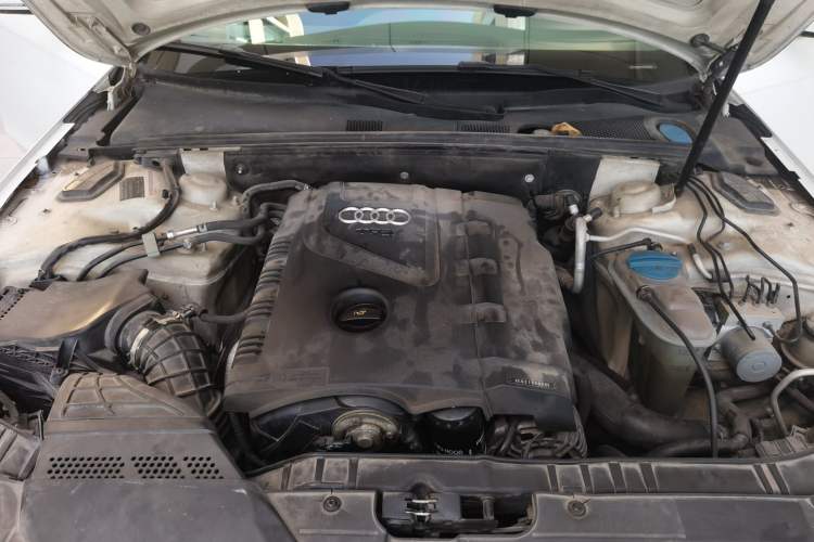 Used Audi A4L 2011 2.0 TFSI Standard Model Engine Bay