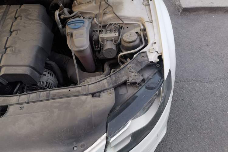 Used Audi A4L 2011 2.0 TFSI Comfort Model Engine Bay Left