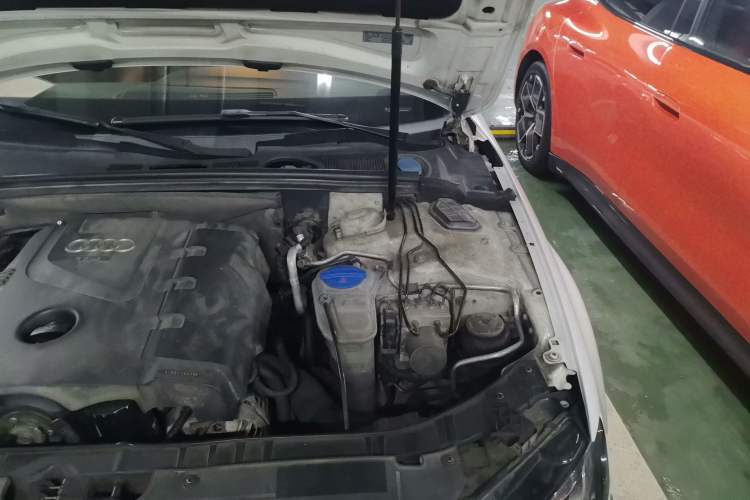 Used Audi A4L 2011 2.0 TFSI Technology Edition Engine Bay Left