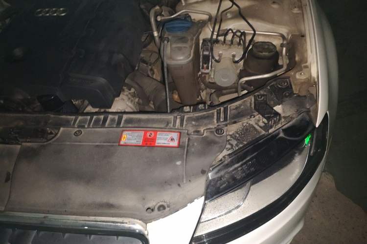 Used Audi A4L 2011 1.8 TFSI Comfort Model Engine Bay Left