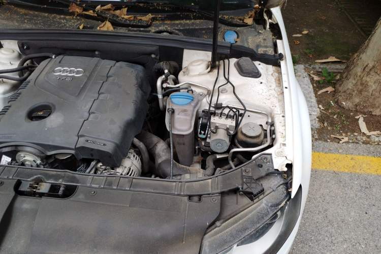 Used Audi A4L 2011 2.0 TFSI Comfort Model Engine Bay Left