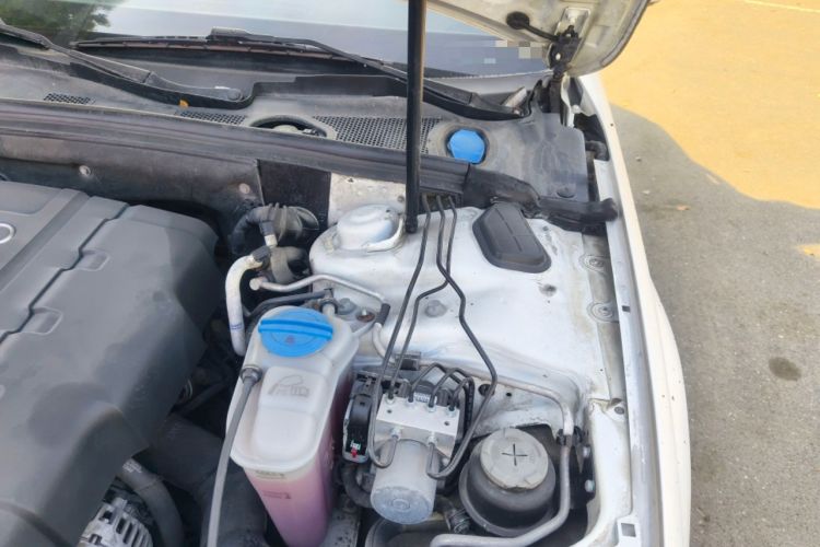 Used Audi A4L 2011 2.0 TFSI Comfort Model Engine Bay Left